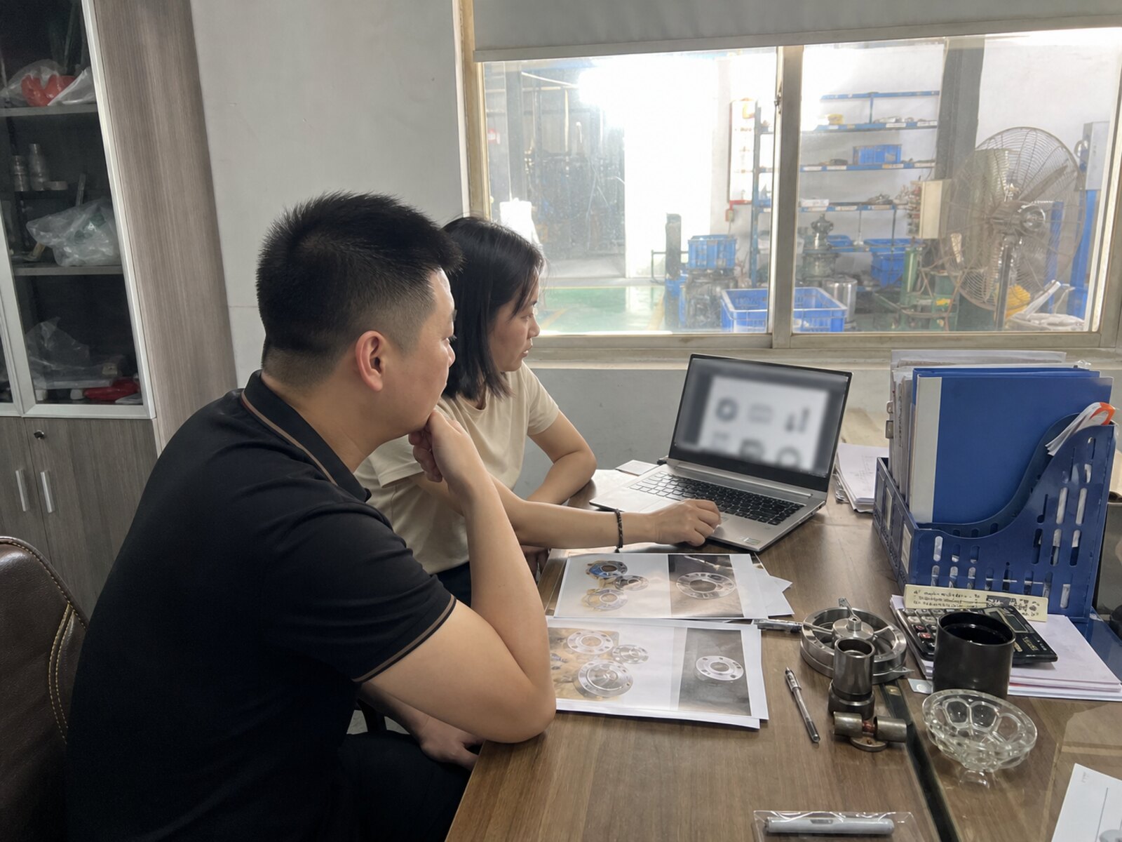 制造企业人员核对官网产品资料