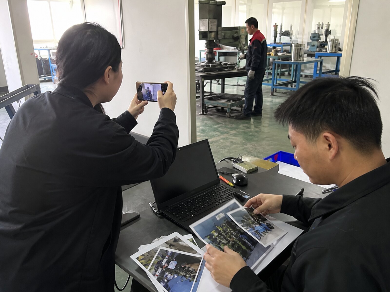 社媒运营人员在车间拍摄素材