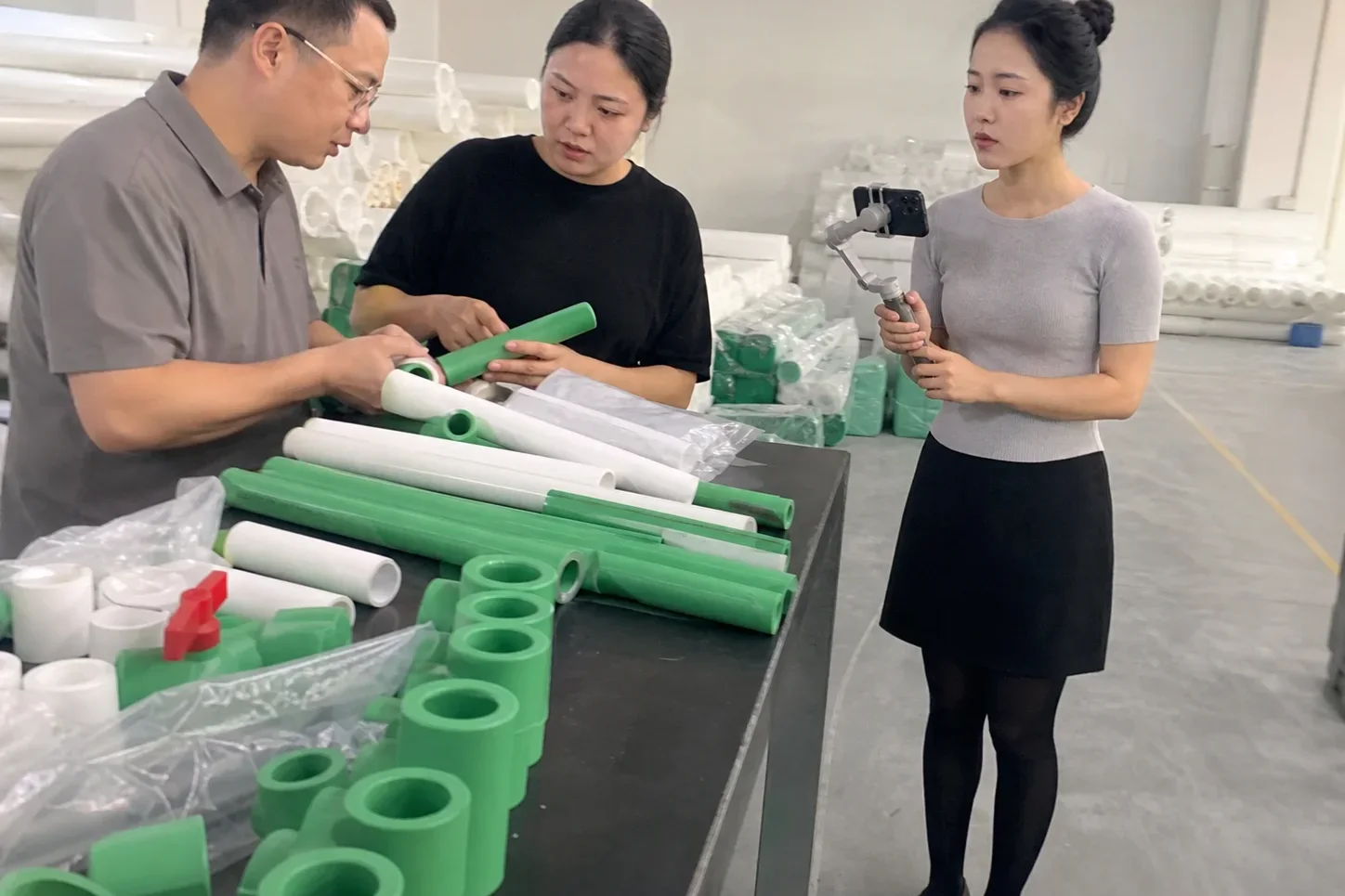 自媒体人员拍摄PPR管批次核对现场