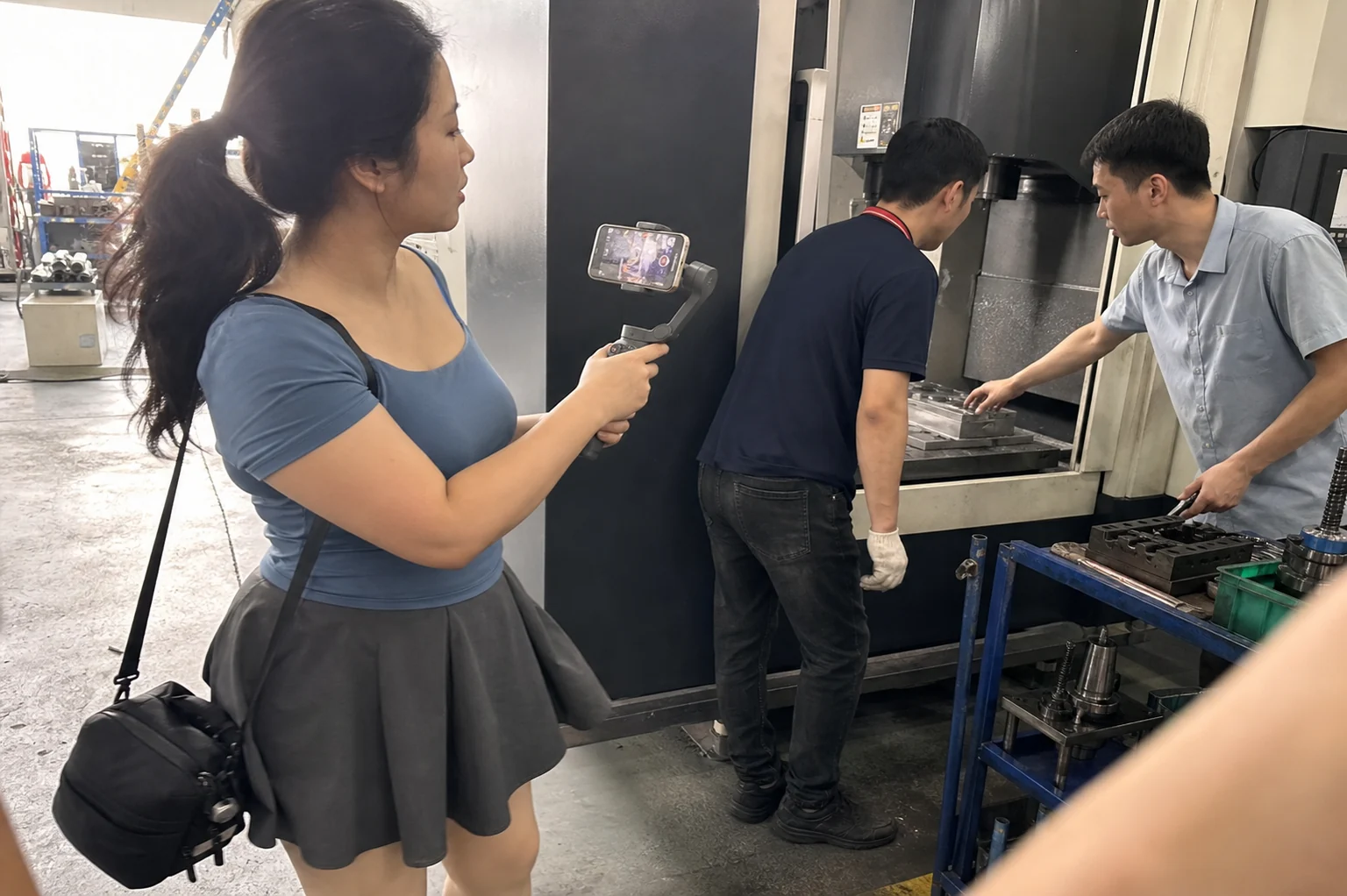 自媒体人员记录加工中心工装检查