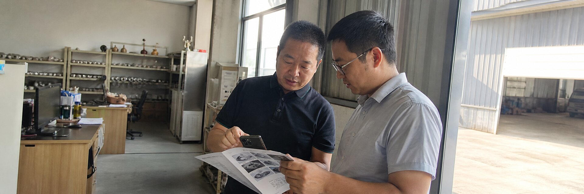 制造企业负责人核对线上业务资料